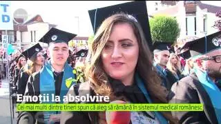 Viitorii medici ai României au aruncat în aer tocile la Universitatea de Medicină şi Farmacie di
