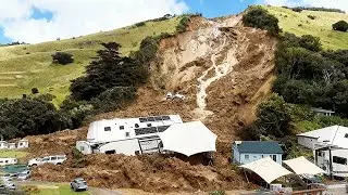 New Zealand Extreme Weather !⛰️Terrifying Landslide Smashes Mount Maunganui, Buries Vehicles &Homes🚐
