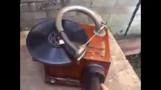 Demonstration of  The Roberts' Bestone & the Fixed tone Arm gramophone