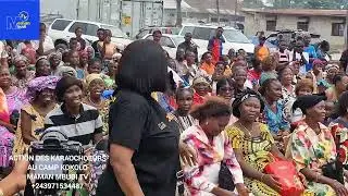 Les karaochoeurs au camp kokolo avec les femmes millitaires.