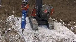 Atlas 260 LC with Hammer destroying a base plate