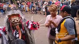 Penonton ikut kerasukan setelah leak mendekatinya || Taman Senja Ngelo