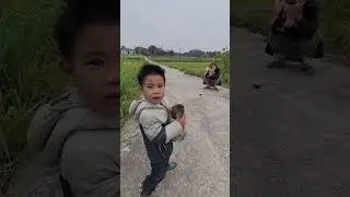 Кханг держит ребенка на руках для своей матери.🥰