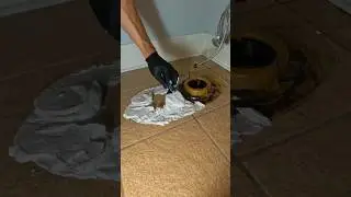 Setting a toilet on unlevel tile floor in Plaster of Paris 🚽💦 #plumbing #plumber #asmr #diy