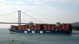 Container Ship《HMM LEAF》Crossing the Tsing Ma Bridge in HK 20260202_C0001