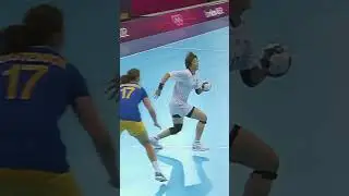 When Ryu Eun-hee assisted herself in London 2012 handball! 🤾