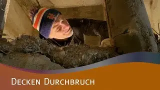 Wir kämpfen mit dem Deckenbalken #38 und entfernen ein Teil der Lehmdecke im zukünftigen Bad.