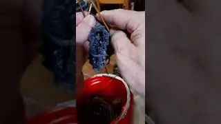 knitting a round, patons kroy sock yarn.