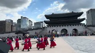 Experience the mesmerizing Royal Guard Changing Ceremony at Gyeongbokgung Palace in Seoul! 🏯