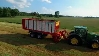 Zbi&oacute;r traw w GR Wądołowscy. Ciągnik na gaz. John Deere&Pottinger. DabroLs