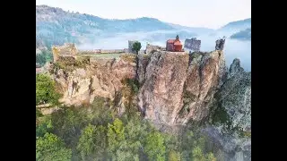France, ARLEMPDES, le château suspendu au bord de la Loire.