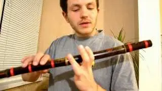 Как играть на флейте бансури, видео урок, извлечение звука, постановка рук.