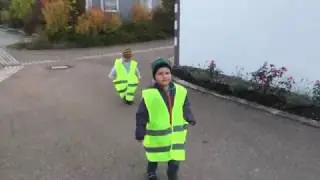 Kinder in Warnwesten EN 471