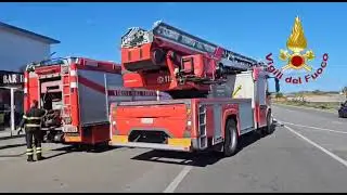 Incendio a Crotone: fiamme in un capannone di materiale elettrico sulla SS106