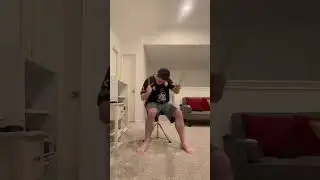 Nicolás simulando tocar la batería