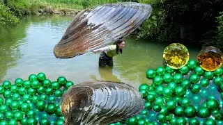 🎁Girl searching for giant clams, collecting high-quality and charming green pearls, so beautiful