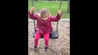 Olivia ET sur la balancoire