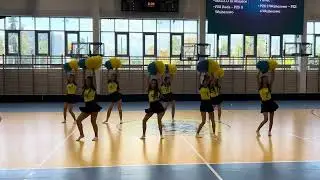 Występ cheerleaderek  Samochodówki - pierwszy układ
