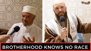 Чернокожий американец из города и белый американец из деревни встречаются в Мекке