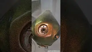 Pintura del tanque de la motocicleta con METAL FLAKES COSMIC&reg; BLUEGREEN Y GREENORANGE de STARDUST