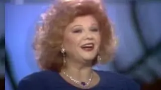 Andjelka Govedarovic - Poranila devojcica, golube da hrani