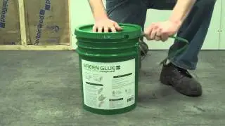 Нанесение шумоизоляционного состава Green Glue из 5-галлонного ведра