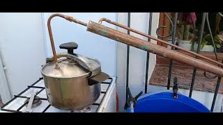 Destilador casero. con olla de presión vieja y enfriador de cobre. destila 2 litros a la hora.