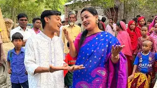 গ্রামবাসীর অনুরোধে এনামুল আর সুন্দরি মুন্নি আরো একটি গান গাইতে বাধ্য হলো। অসাধারন গানে মন জিতলো সবার