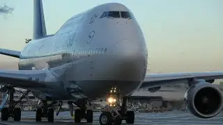 Epic Boeing 747 pilot wave and mega close-up 👩🏻&zwj;✈️👋🏻 Pilot waves from a Boeing 747-8 in Frankfurt!