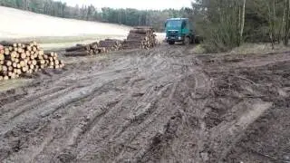 Couvání ke dřevu s MAN 6x6 do kopce na bahně