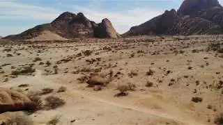 Drohnenflug durch Steinbogen bei Spitzkoppe