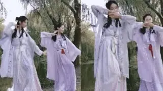 苗苗与妹妹穿古装跳舞，姐妹俩动作轻柔古典婉约，有双胞胎既视感