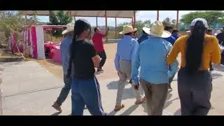 Как же приятно видеть, как дети наслаждаются огненными быками на празднике святых покровителей. С...