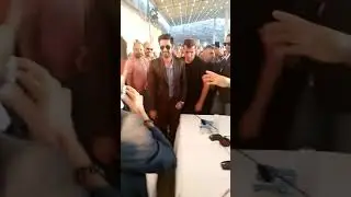 Avinash sacdewi g&ouml;rd&uuml;m (cıkışta imzalı kağıt verdi)