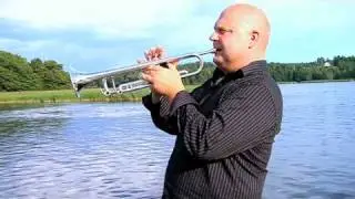 Magnus Johansson drar ett solo &ouml;ver en sj&ouml; i Finland. Diggiloo 2009