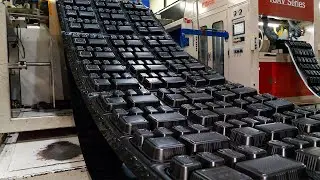 Процесс массового производства пластиковых контейнеров для микроволновой печи.