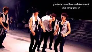 Donghae & Hankyung having fun during Kyuhyun's part