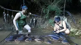 Catching Giant Fish Barehanded in the Mud - Solo Swamp Survival Unexpected Wild Adventure