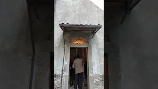 Местные звонари звонят в колокола в соответствии с традицией