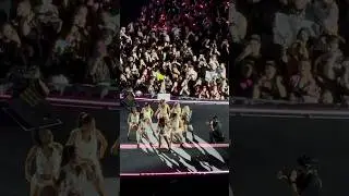 ROS&Eacute; - APT. (Ros&eacute; solo) | BLACKPINK DEADLINE World Tour Chicago 2025 #BlackpinkDeadline #APT #ROS&Eacute;