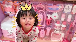 Sweeky battled wits with her dad for a ball in the toy store! ⚽️