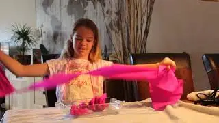 Liza Lotje verft haar haar met crepe papier