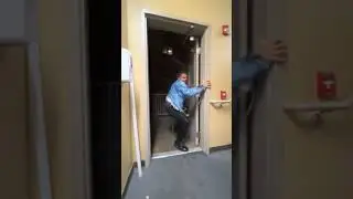 Бешеный ветер уносит этого парня прочь 😱