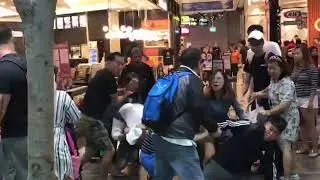 🔝 *The Jewel @ Changi Airport*,  2 families fighting at A&W for seats. A TOTAL DISGRACE!