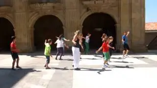Animadora Infantil Iratxe. Vivir mi vida, (Marc Anthony). Clases de aero-baile.