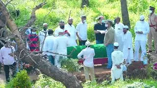 Dilip Kumar last rites at a kabrastan in Juhu | CineBlitz