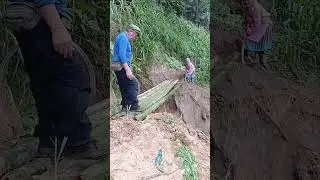 The construction process of the bamboo plank bridge at the landslide