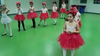 Minnie Mouse. Training. School of dance 