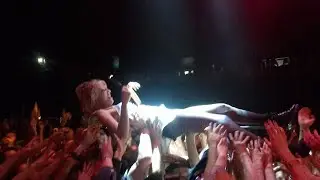 Ellie Rowsell EPIC Crowdsurfing! Wolf Alice LIVE | Auckland, Powerstation New Zealand 2018