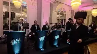 Sruly Singer 🎹 Kalmey Schwartz 🎤 Tnuah Choir 
